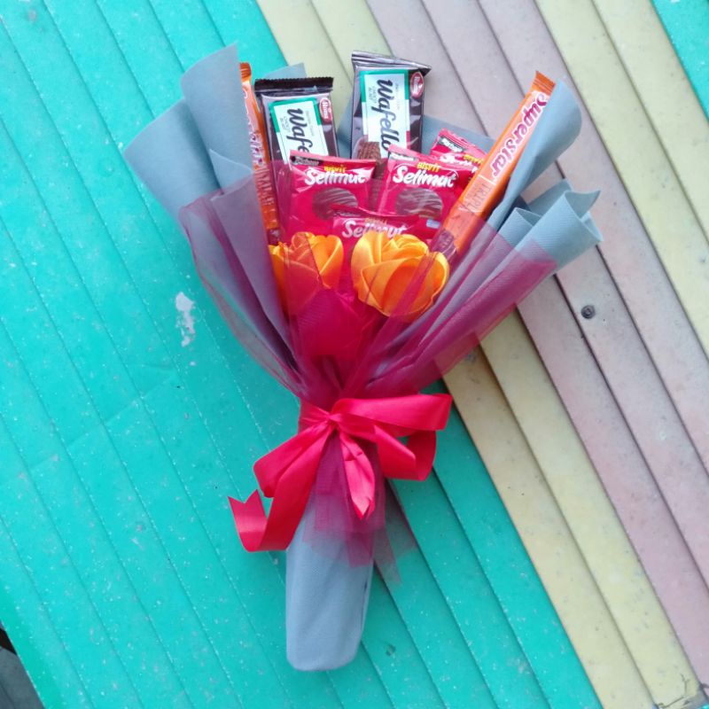 Buket Snack dan Bunga Satin