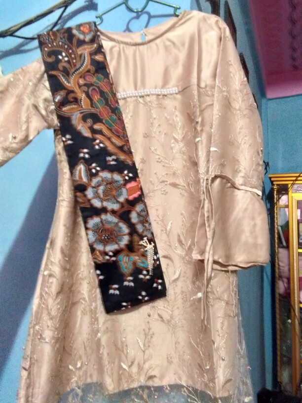 Maura Couple - Sania Ruffle Batik Couple Ori Ndoro Jowi Dnt Garansi Kebaya Modern - Set Couple Adara