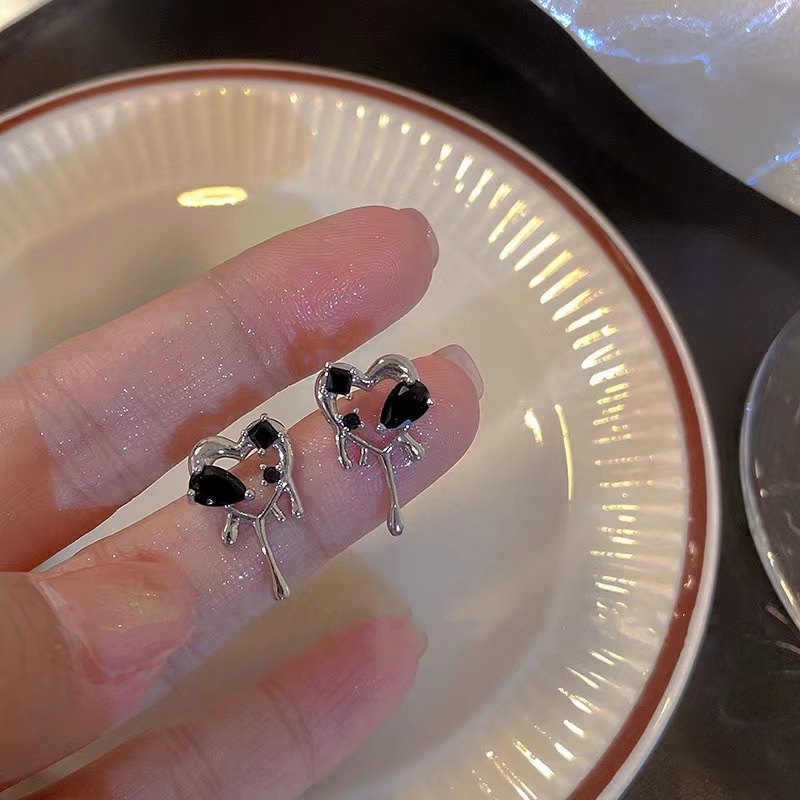 Anting Tusuk Gantung Asimetris Desain Hati Hollow Hias Zircon Hitam Untuk Wanita