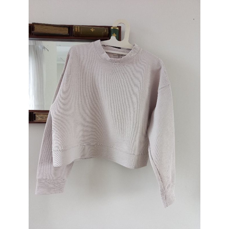 [PRELOVED] SWEATER CROP BY @ZANO_ID