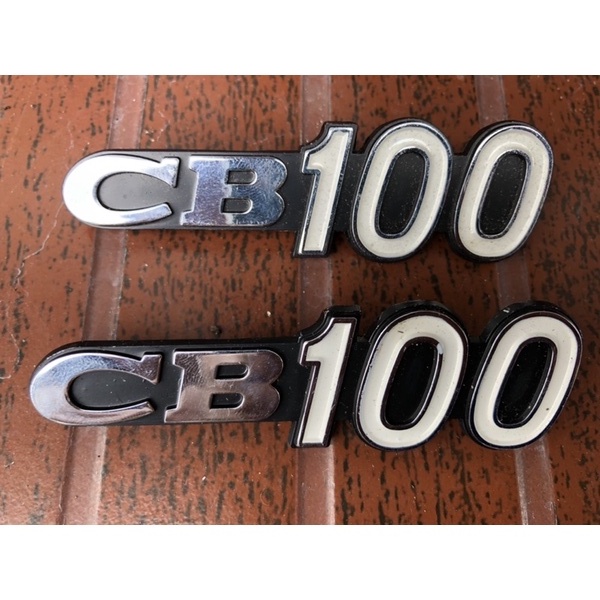 Sepasang Emblem Sebelah Kanan Kiri Tutup Aki Accu Honda CB100 CB 100 Original Nos