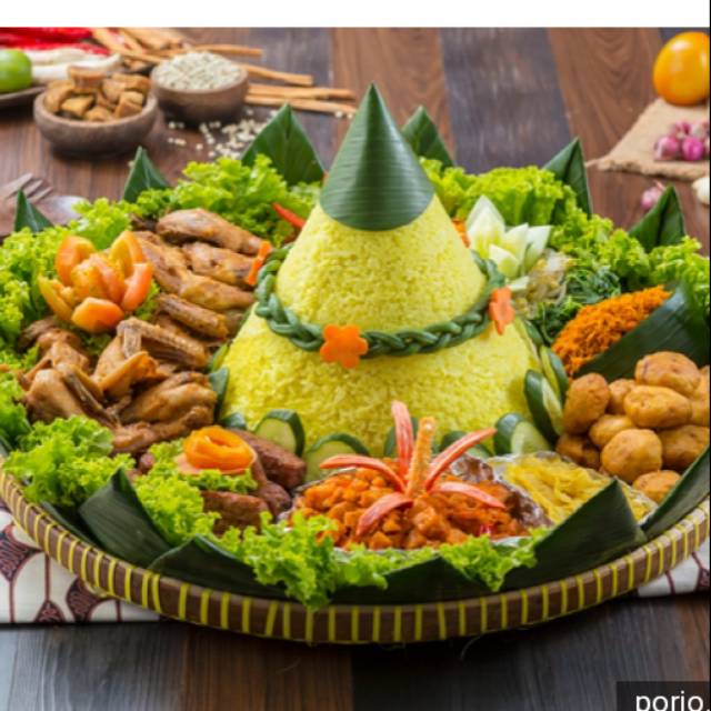 

Tumpeng nasi kuning