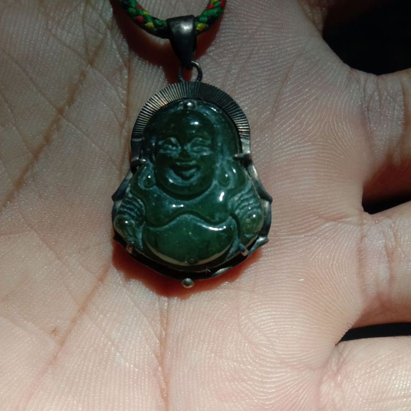 liontin giok ukir