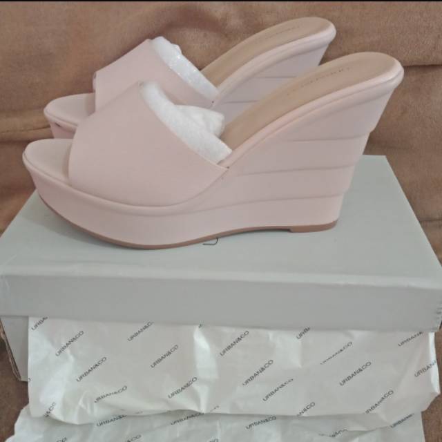 Sandal wedges urban & co dengan tinggi heels 9cm.. Warna baby pink size 38/39 bisa pakai ya