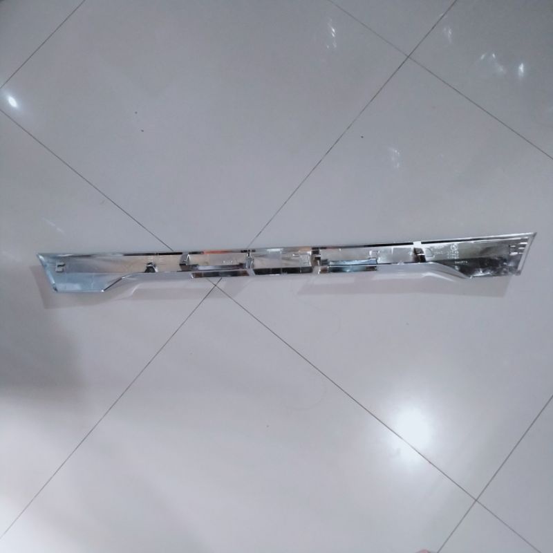 trunklid bagasi grand fortuner 2012 2013 2014 2015 2016 moulding grand fortuner original toyota