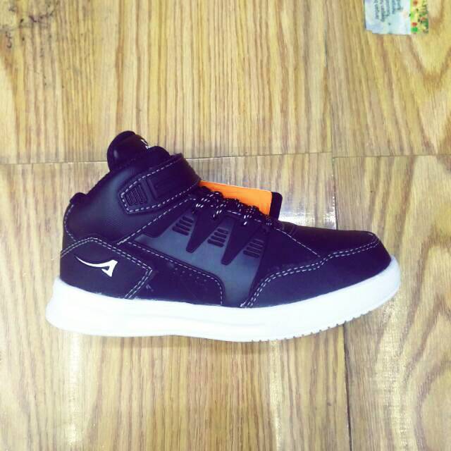 Sepatu ardiles hitam putih.