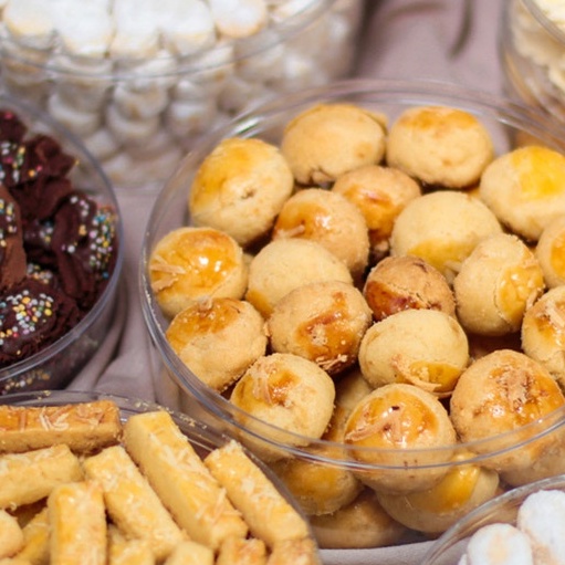

Berbagai macam kue lebaran / kue nastar, kue kacang, kue salju, kue bawang, kue akar dll