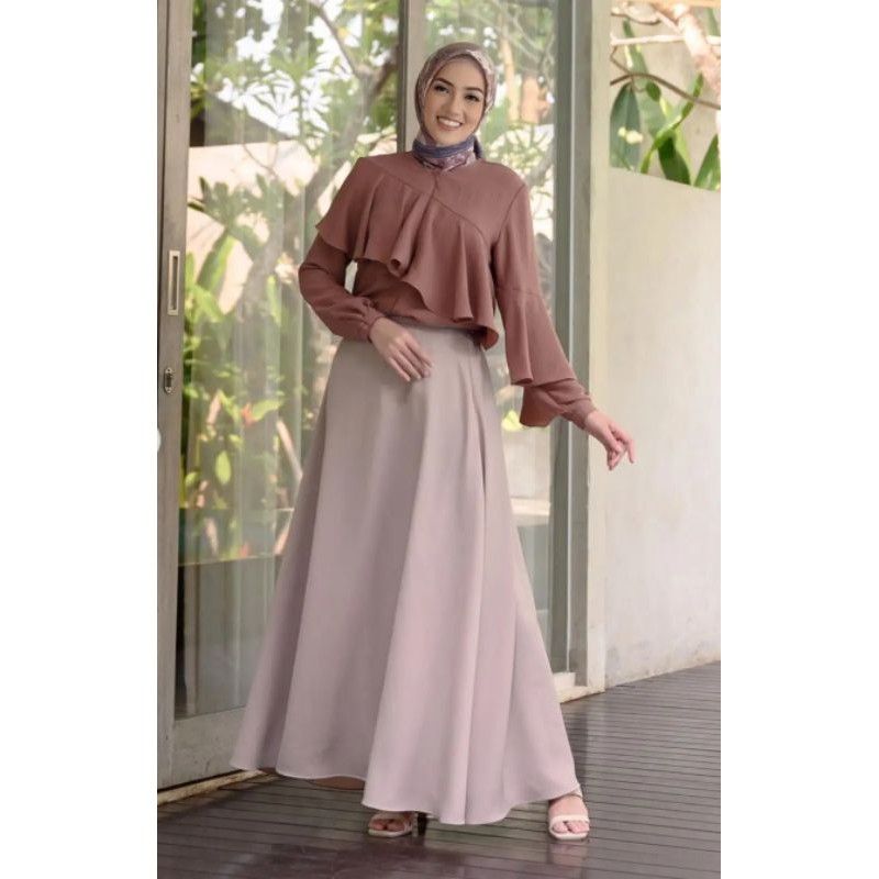 Claire Blouse Wearing Klamby
