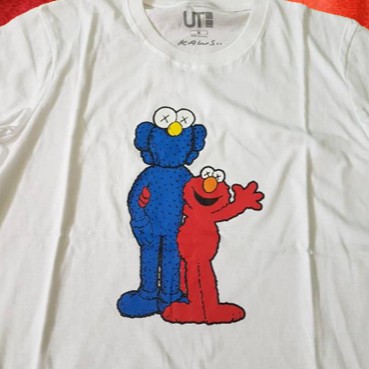 LIMITED KAOS UT UNIQLO X KAWS X SESAME STREET SS19 PREMIUM HYPEBEAST