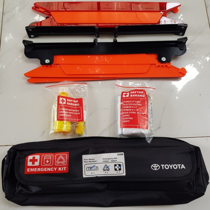 Emergency Kit Warning Triangle Segitiga Pengaman Kotak P3K ASLI Toyota