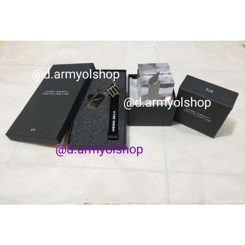 OFFICIAL HYBE INSIGHT MERCH KEYRING CUBE UPCYCLED CLOTH BTS POTONGAN BAJU GANTUNGAN KUNCI