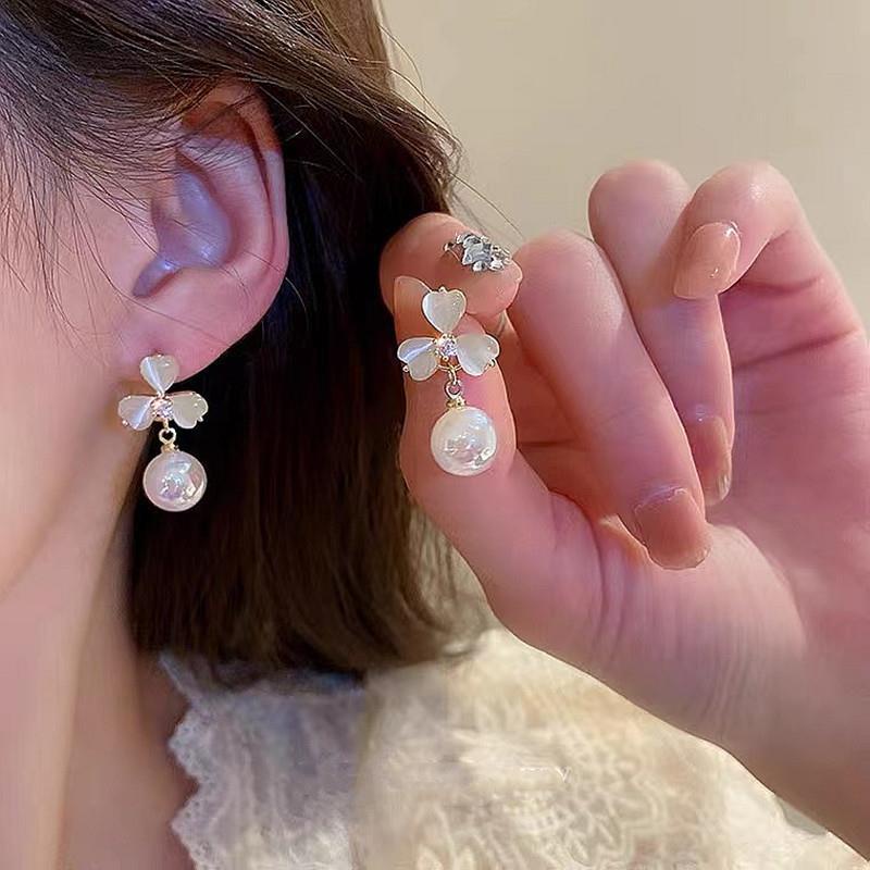 Anting Bentuk Pita Warna Emas Aksen Mutiara Gaya Vintage Korea Untuk Wanita