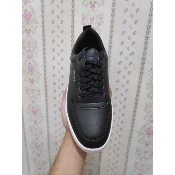 THIAGO BLACK Sepatu Pria Casual Sneakers Cowok Hitam Kulit Sintetis Kets Santai Kerja Semi Formal Original