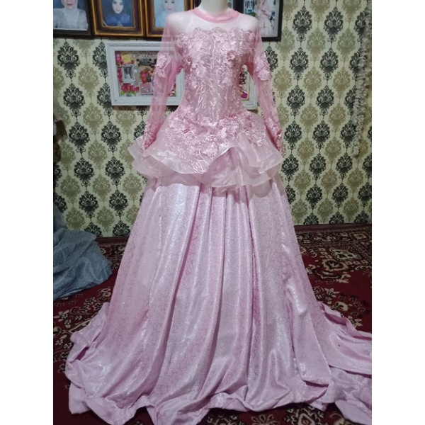 Gaun pengantin pink