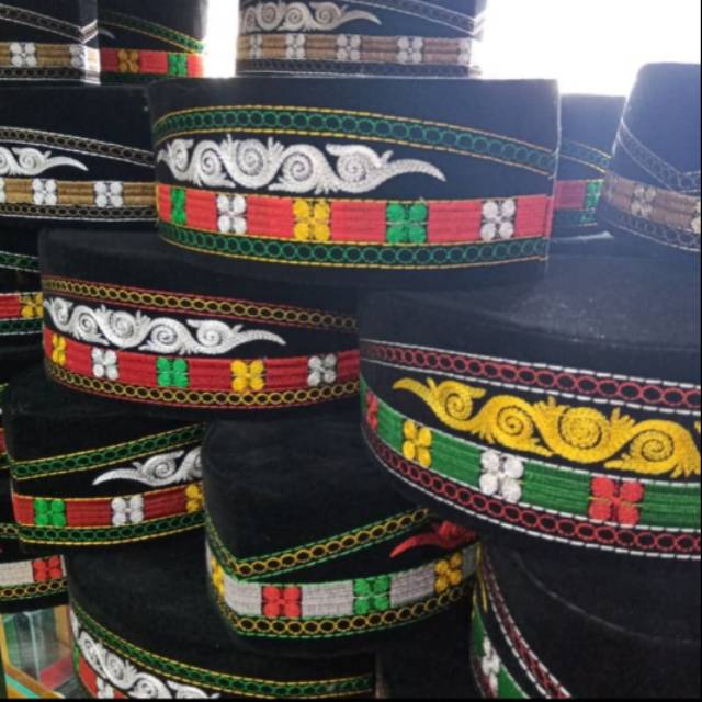 Peci ethnic Aceh motif kerawang Gayo
