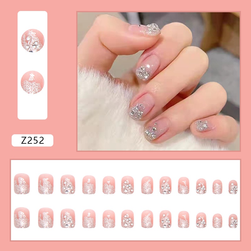 24pcs / Kotak Kuku Palsu Pendek Warna Silver Aksen Glitter Berlian Imitasi Untuk Dekorasi Nail Art