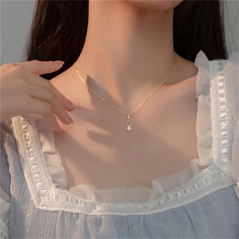 Kalung Rantai Klavikula Hias Liontin Kristal Berlian Bahan Baja Titanium Warna Perak Emas Untuk Wanita