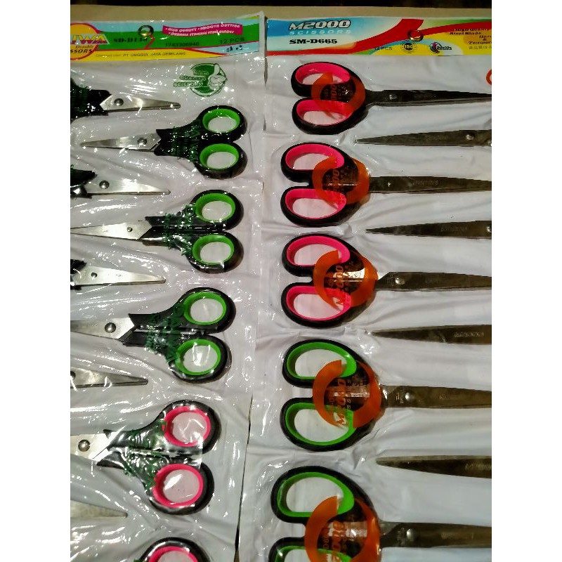 

Gunting M2000 SM-D665 panjang 15, 5 cm dan Gunting DAIWA panjang 11,5cm harga tertera per 12pcs