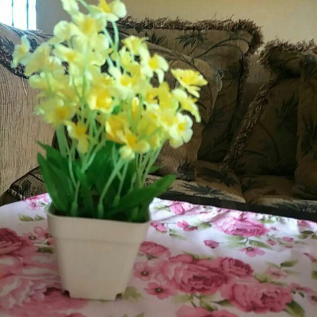 Rangkaian Bunga Plastik Artifisial Vas Putih Dekorasi