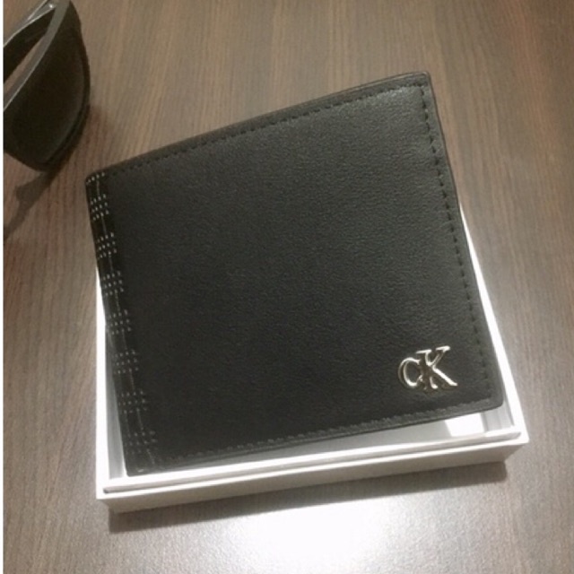 dompet keren dan elegant bahan kulit sintetis terbaik dari luar negeri model lipat dua tidur logo besi anti karat gratis kotak dompet #dompet #dompetkeren #dompetlipat #dompetcowok #dompetpria