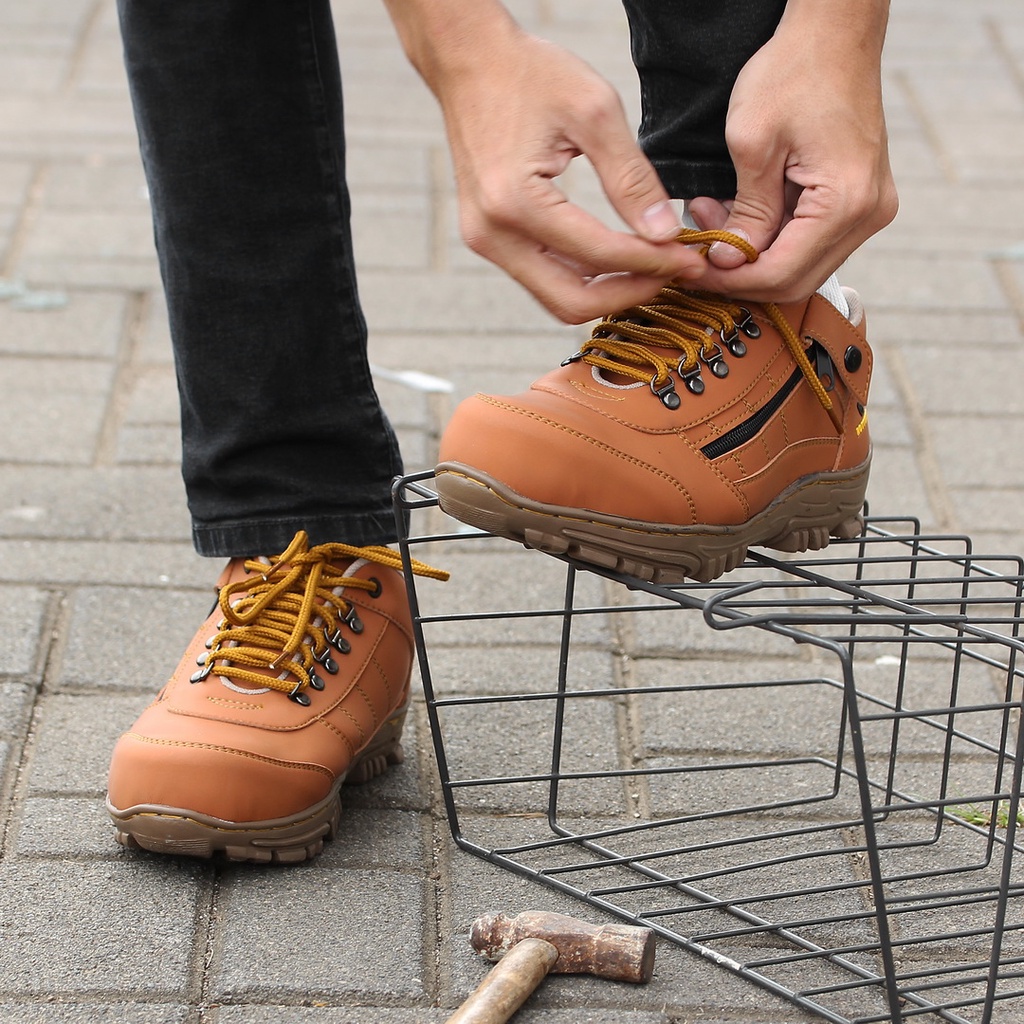 Sepatu Safety Boots Pria, Sefty Ujung Besi Outdoor Kerja Proyek Lapangan, Safety Shoes Adventure Terbaru BISA COD BAYAR DI TEMPAT-Robweld Original