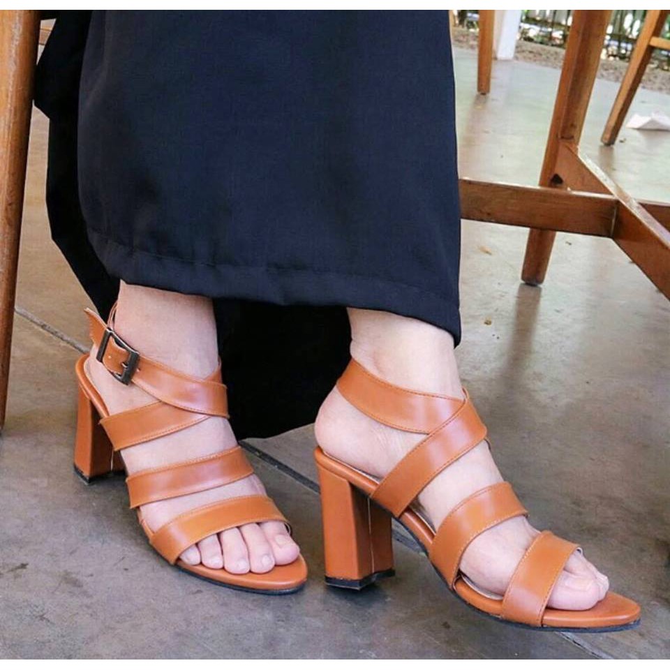 SEPATU HIGH CHUNKY HEELS 9CM 9 CM HITAM BLACK GLOSSY GLOSY KERJA KANTOR FORMAL PES M49