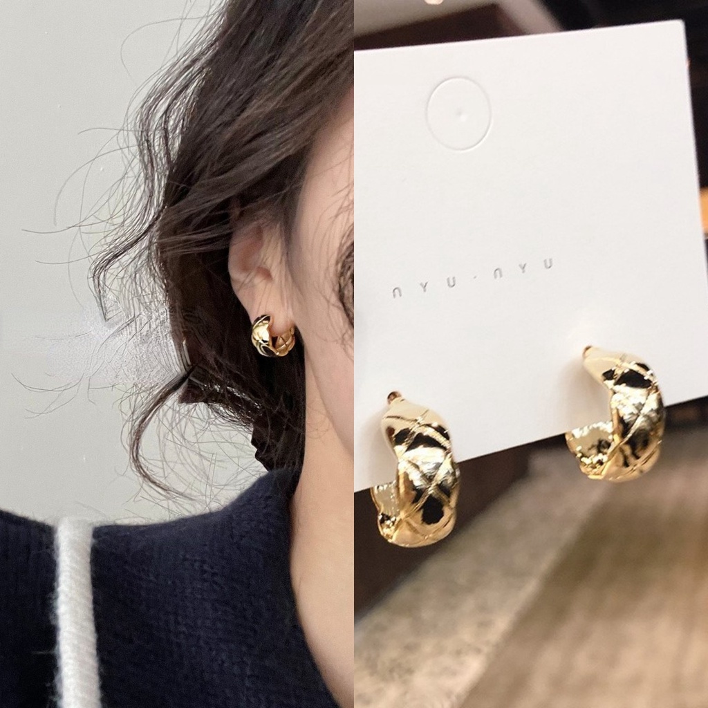 Anting Tusuk Warna Gold Gaya Elegan Untuk Wanita