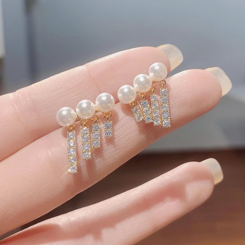 Anting Tusuk Gantung Temperament Desain Tiga Mutiara + Berlian Imitasi Gaya Korea / Simple Untuk Wanita