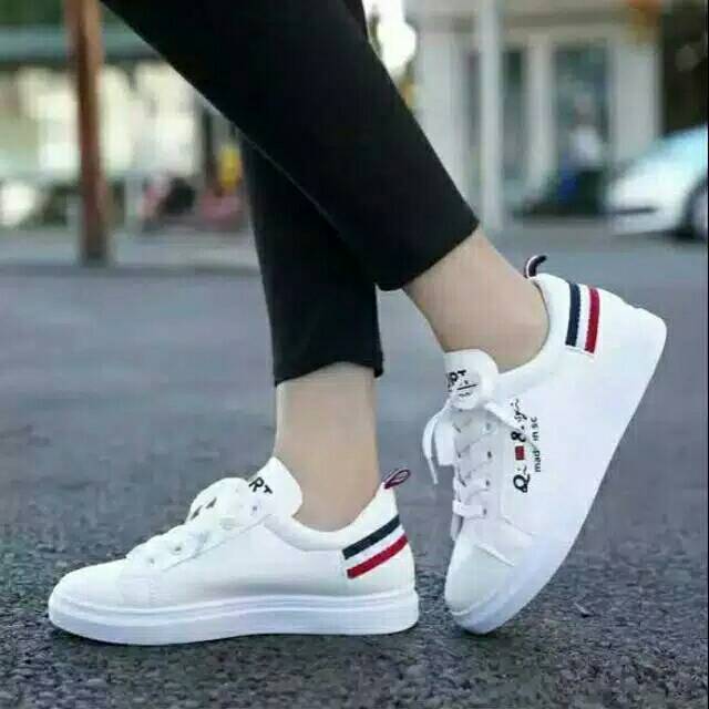 Sepatu sneaker slip on