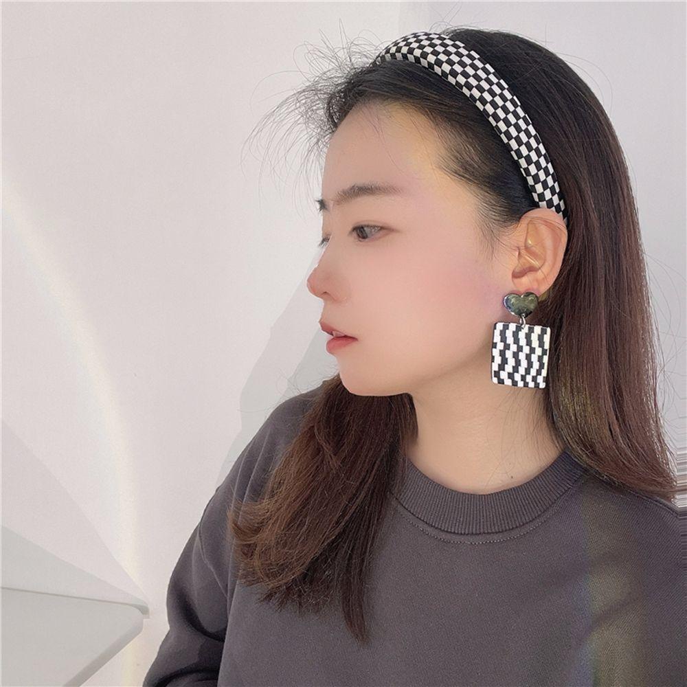 [Elegan] Checkerboard Plaid Earrings Temperamen Hati Sederhana Wanita Anting Perempuan Akrilik Hitam Dan Putih