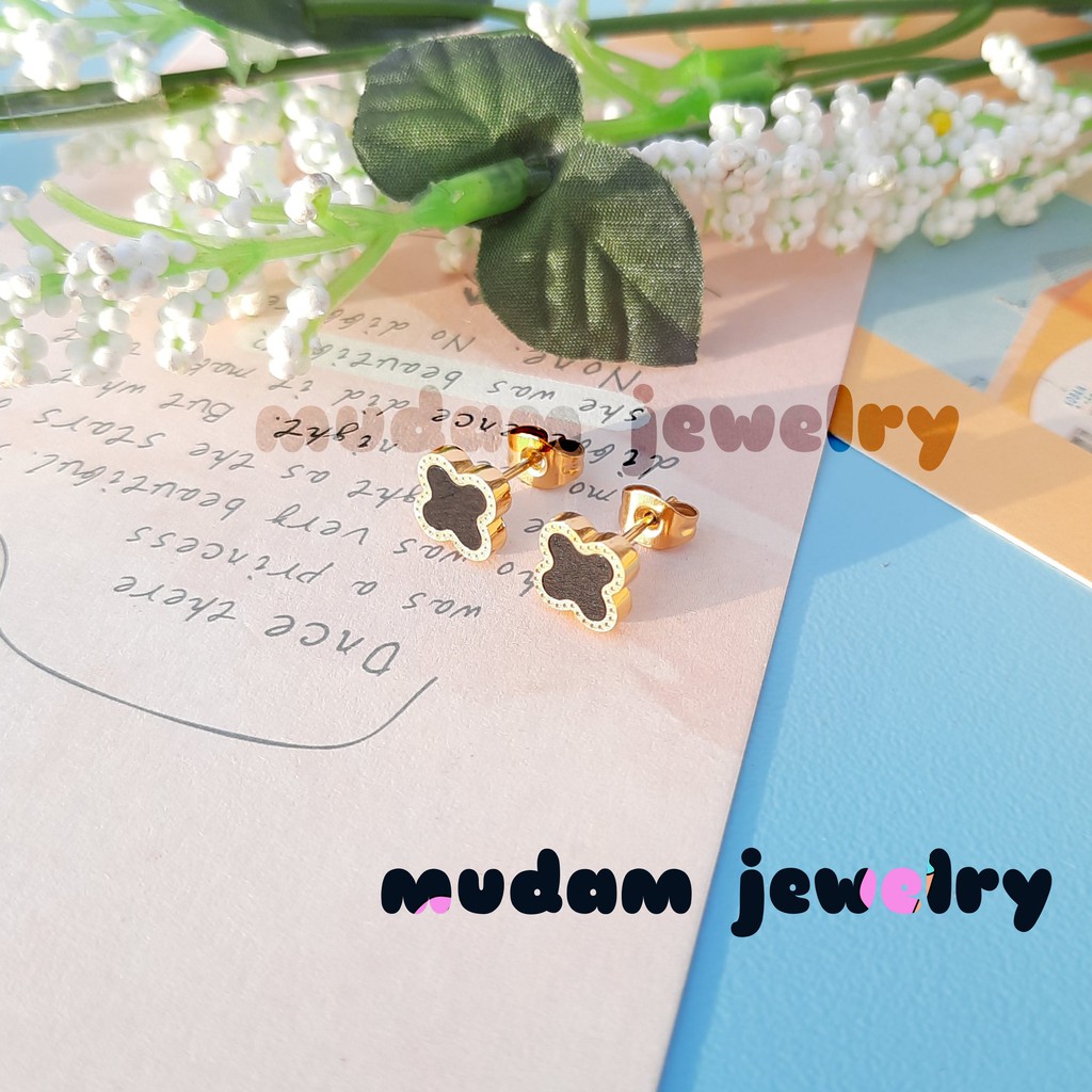 Anting Tusuk Titanium Aksen Bunga Semanggi Tersedia Warna Rose Gold dan Gold