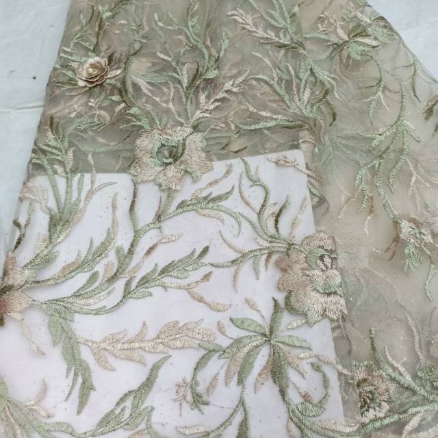 Tile akar dimensi bunga timbul