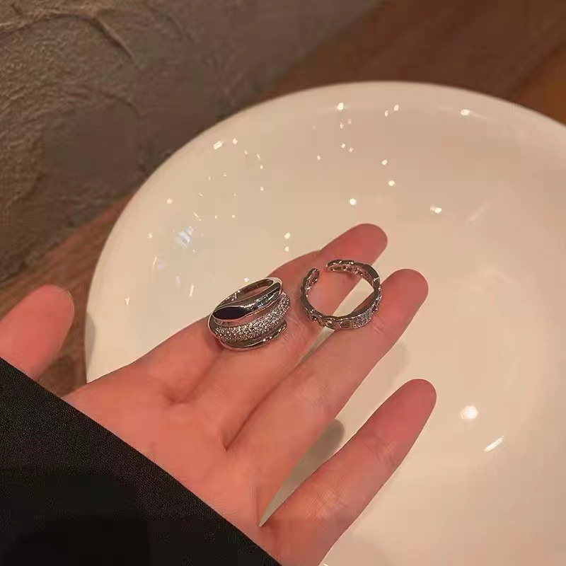 Cincin Model Lilit Desain Ular Warna Silver Hias Zirconberlian Gaya Punk Untuk Wanita