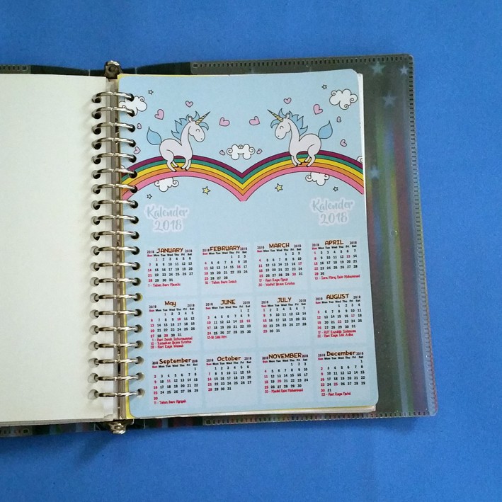 

Kalender 2025 Unicorn Blue Binder Organizer 2 Ring, 6 Ring, 20 Ring, 26 Ring Glossy Murah (Tahun bisa request)