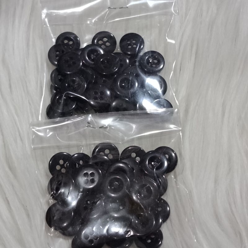 kancing baju kecil hitam