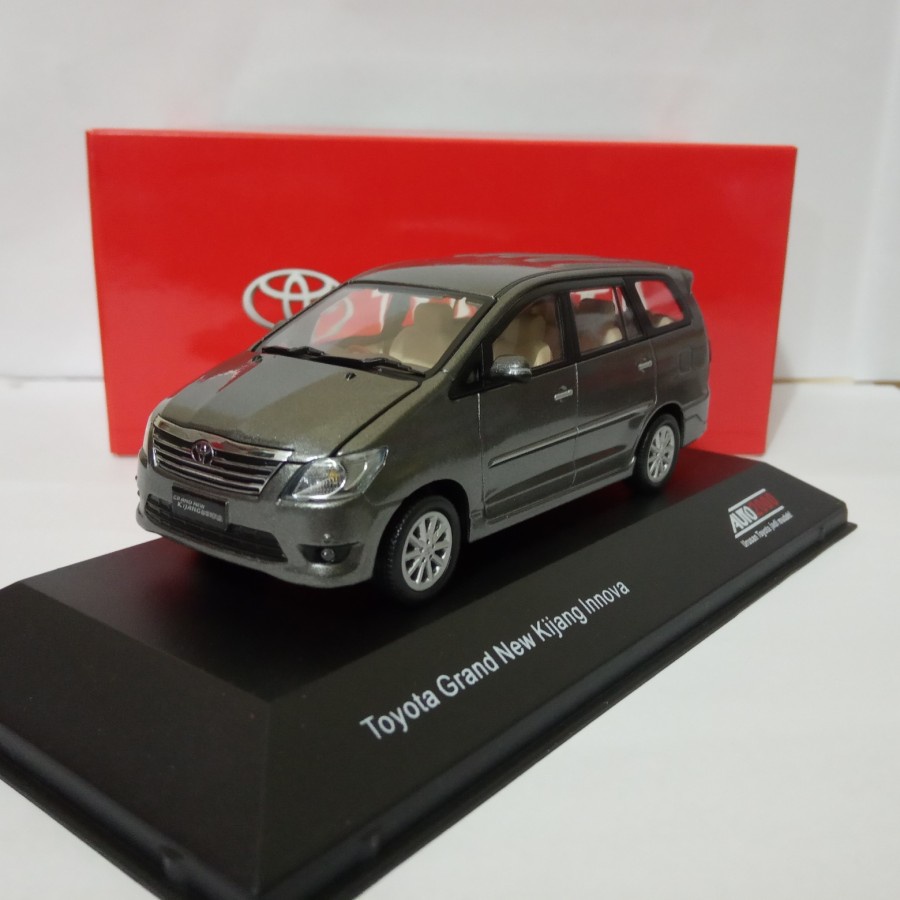 Diecast Toyota Grand New Kijang Innova limited edition skala 1:43 paper box akrilik  harga murah