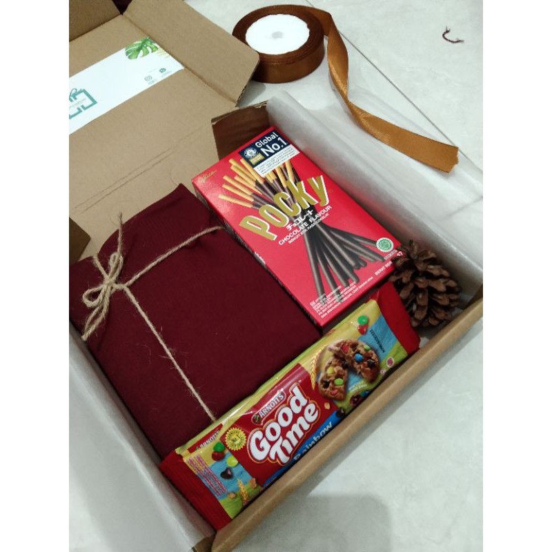 

GIFT BOX, HAMPERS WISUDA, KADO WISUDA, GIFT BOX SNACK, GIFT BOX HIJAB