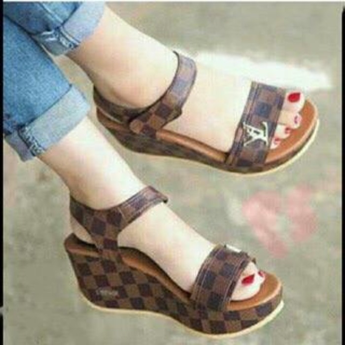 Sepatu Sandal Wedges Wanita LV WG15