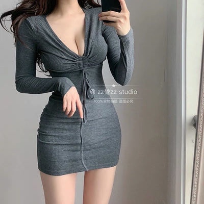 Menampilkan payudara, feminitas, tubuh seksi, tali, gaun penutup daging