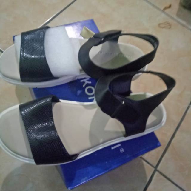 Sendal Wanita Yongki Komaladi