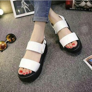 STRAP WHITE AND BLACK BLOCK HEELS