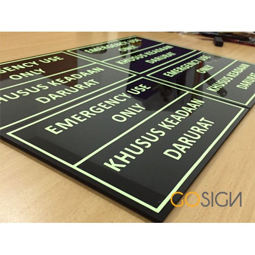 PAPAN NAMA AKRILIK SIGN LABEL ACRYLIC PAPAN  COSTUM DESAIN BEBAS 10x30CM NAMA RUANGAN NAMA KELAS