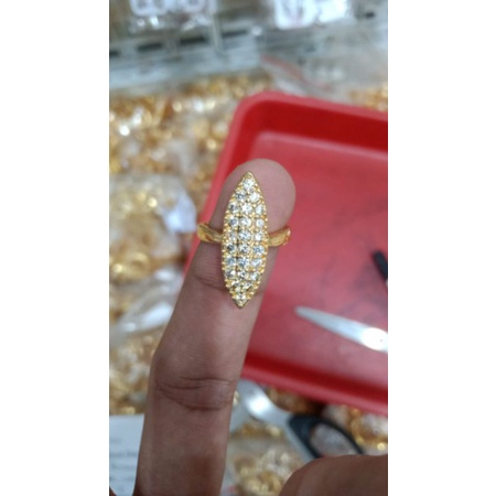 Cincin motif elisabet panjang titanium gold 18k