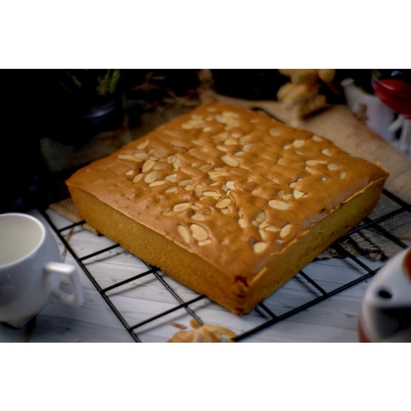 

Bolu Jadul Gula Merah Wangi Rempah Enak Best Seller Toping Almond Momotaro Sari Roti