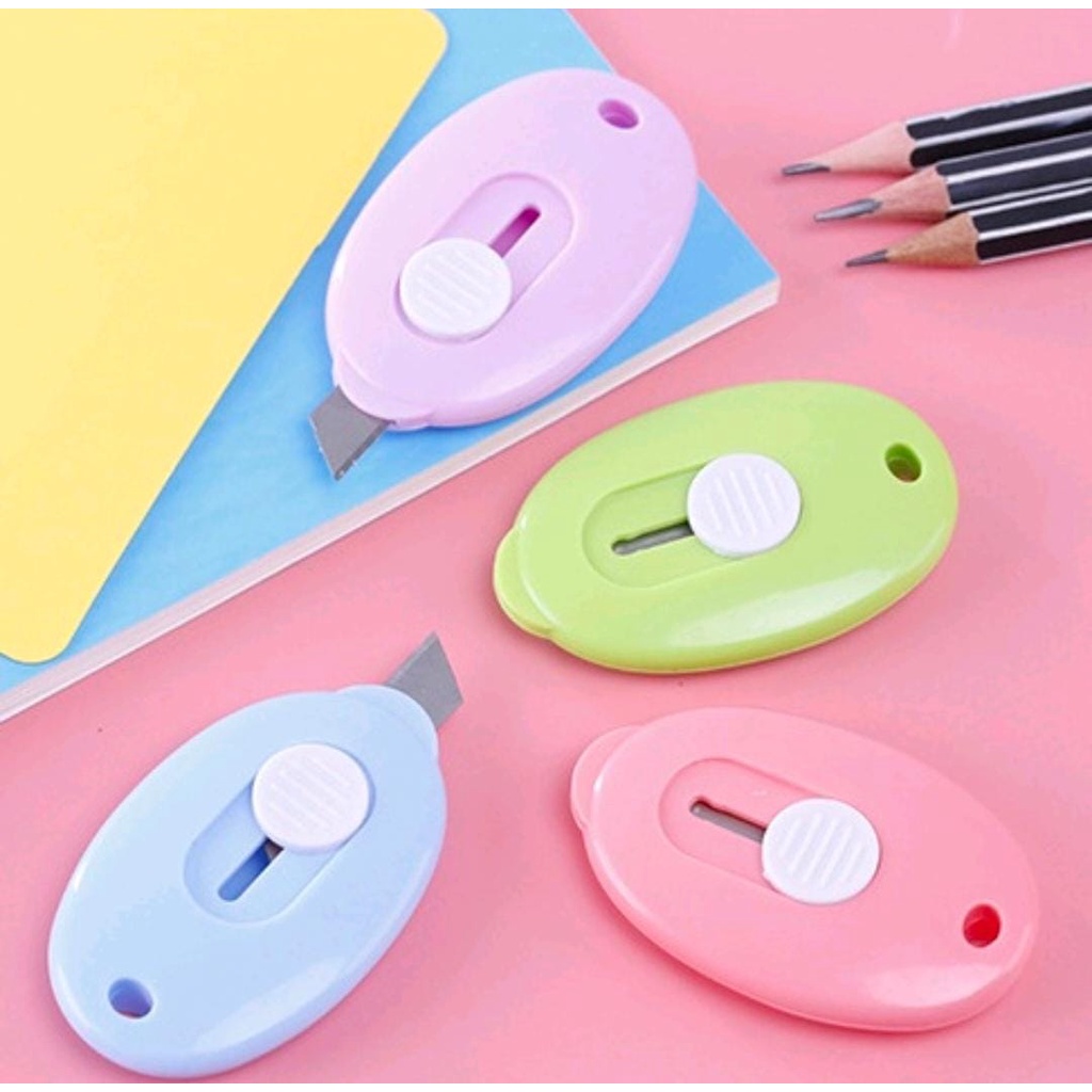 

Cutter Mini Portable Bentuk Oval Mini / Cutter Polos Travel KIT / Pisau Pemotong Mini / Cutter Mini Size