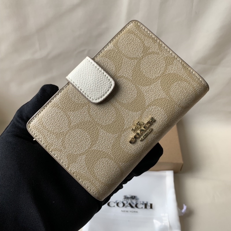 COACH MEDIUM CORNER ZIP WALLET LIGHTER KHAKI CHALK(F31497)