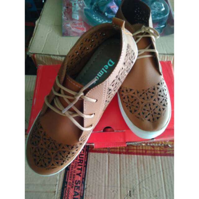 Sepatu delmorA