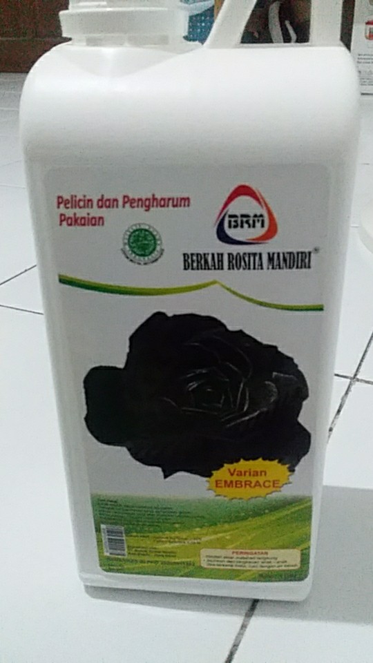 Pelicin Dan Pengharum Pewangi Pelembut Pakaian Baju Laundry Brm Jerigen 1 Liter
