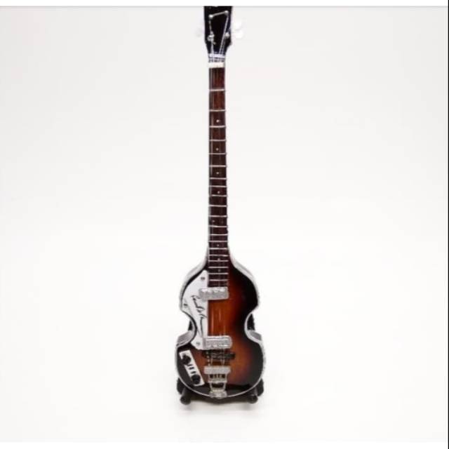 Miniatur Gitar Bass Hofner Untuk Action Figure 1:6