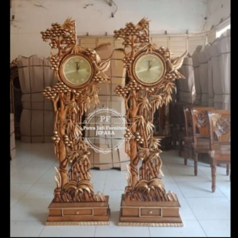 Jam hias pajangan besar kayu jati ukir Jepara warna emas mebel Jepara
